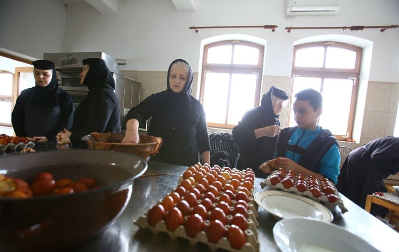 Măicuțele de la Mânăstirea Șag au înroșit 1.000 de ouă - GALERIE FOTO
