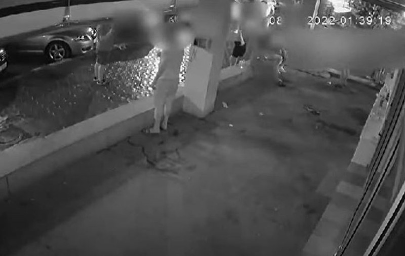 VIDEO | Patru bărbaţi din Constanţa, snopiți în bătaie în faţa unui restaurant. Agresorii sunt căutați de poliție