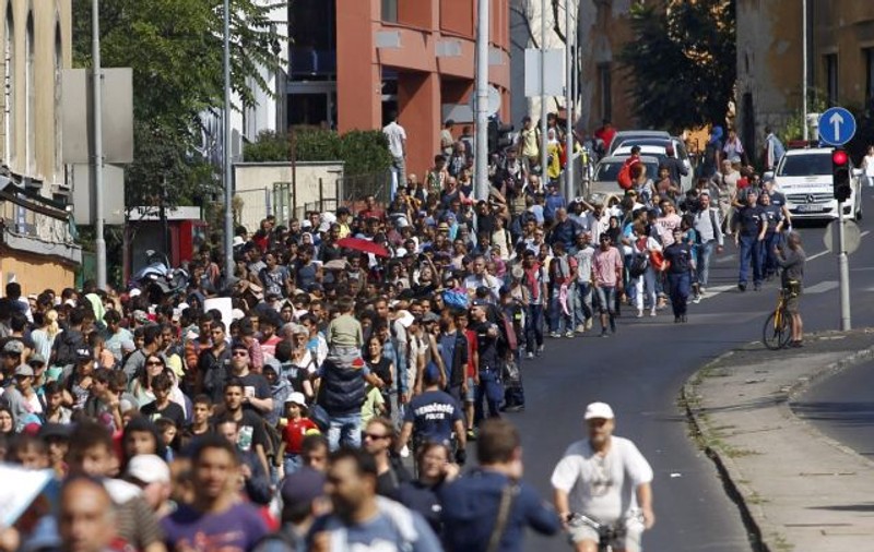 ULTIMA ORĂ: Peste 1000 de imigranţi din Budapesta au plecat pe jos spre Austria şi Germania