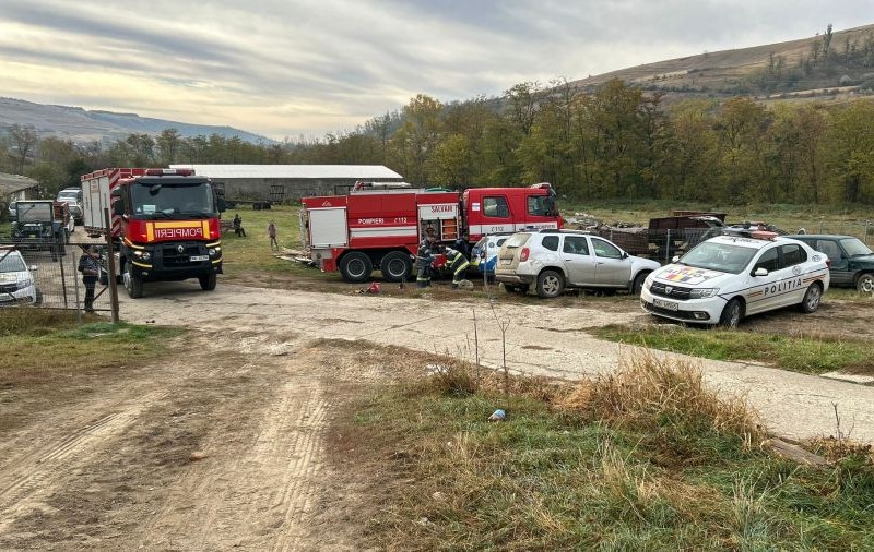 Trei oameni au murit striviți după ce planșeul unei ferme din județul Bacău s-a prăbușit peste ei