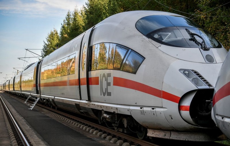 Panică într-un tren, în Frankfurt! Sute de pasageri au fost evacuați după ce s-a găsit un pistol în toaletă
