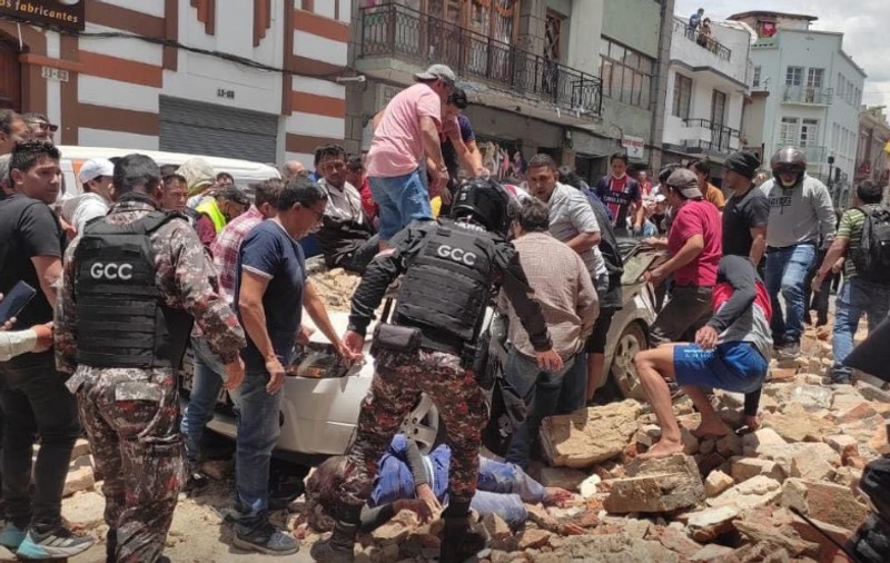 Cel puțin un mort în Cuenca, după ce o clădire s-a prăbușit peste o mașină, în urma cutremurului cu magnitudinea de 6,5 din largul coastelor Ecuadorului