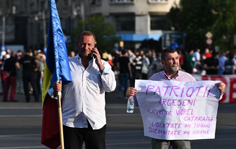 UPDATE | Viorel Cataramă a venit cu steagul în Piața Victoriei. A doua zi de proteste la Guvern, deși adunările publice sunt interzise