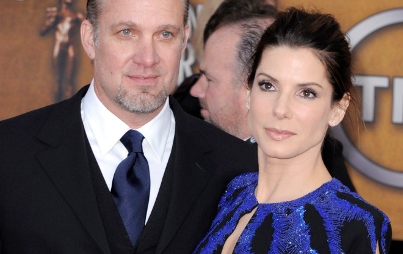 Sandra Bullock vorbeşte din nou cu Jesse James
