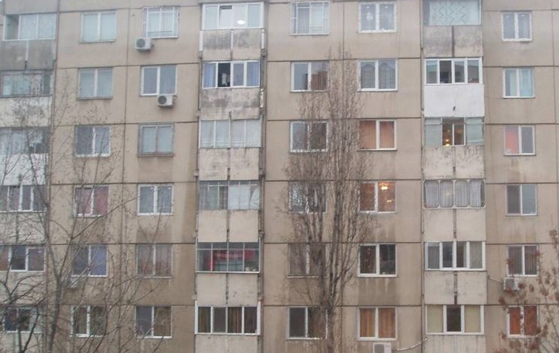 Tânăra din Brăila, ARUNCATĂ DE LA ETAJ. Agresorul a fost prins de poliție