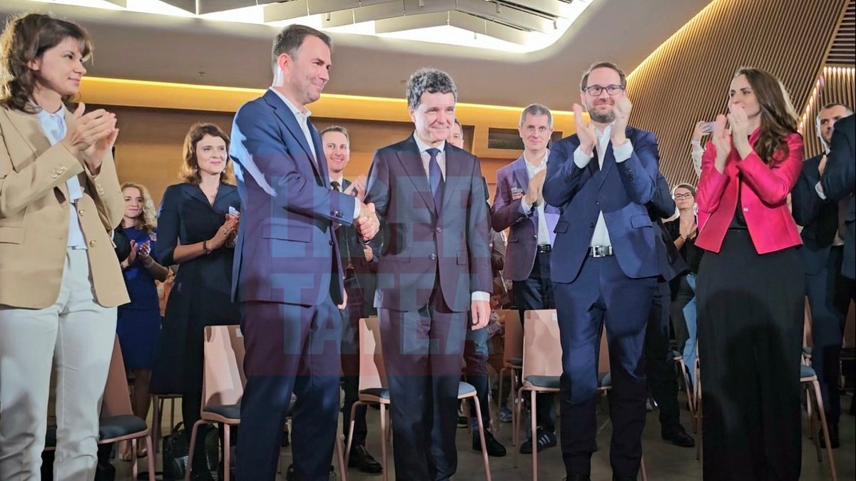 Momentul în care Cătălin Drulă dă mâna cu președintele Nicușor Dan la Nord Events. Foto: Cristian Otopeanu / Libertatea