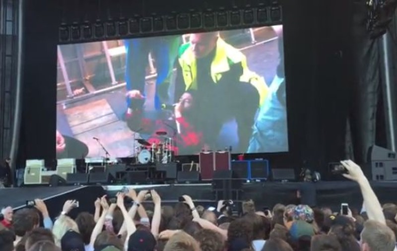 VIDEO Momente de GROAZĂ în timpul unui concert! Un cântăreţ celebru a căzut pe scenă şi şi-a RUPT PICIORUL 