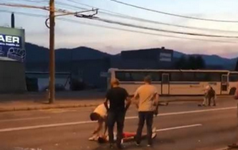 VIDEO/ Tineri bătuţi crunt şi aruncaţi în mijlocul străzii, la Baia Mare