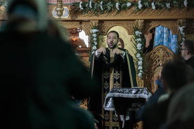 Preotul Mirel Ilie, la o slujbă din biserica din Rahova
