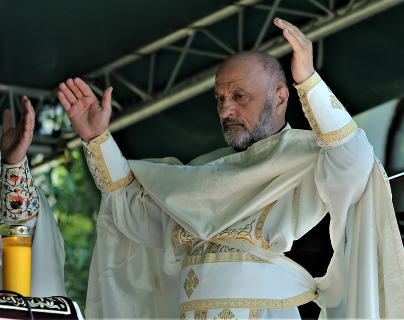 Sute de oameni participă la slujba de Izvorul Tămăduirii de la Biserica Mavrogheni. Ce nu ai voie să faci azi pentru a nu fi lovit de blestem | FOTO