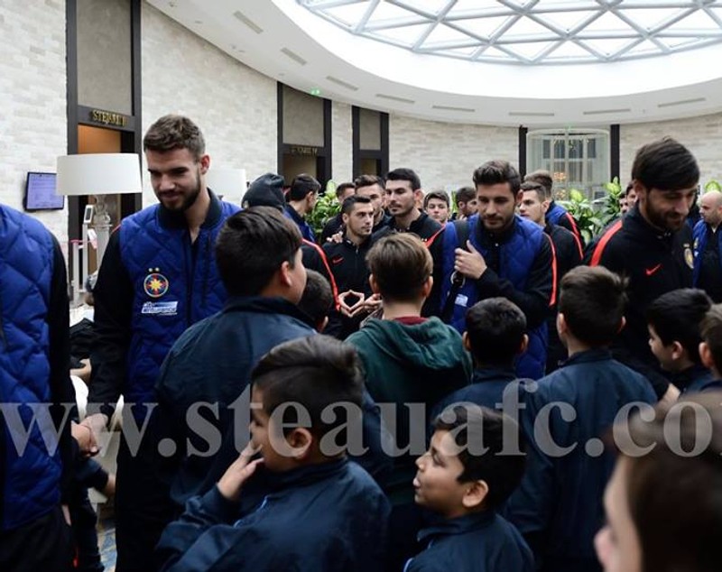 Steliștii, vizitați de copiii de la Școala Socială de Fotbal. Apoi TRX! ^De mâine, stagiu în Turcia. Bourceanu n-a plecat!/ FOTO&VIDEO