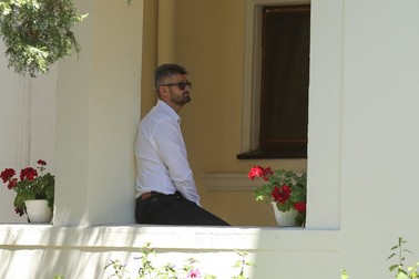 Nicolae Alexe, așteptând să intre la Secția pentru investigarea infracțiunilor din justiție, pentru a fi audiat în cazul Caracal. Foto: Vlad Chirea / Libertatea