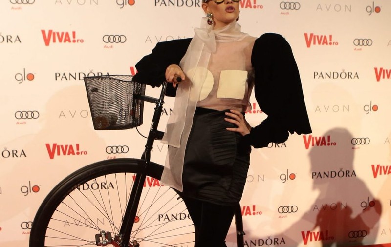 FOTO/ Iulia Albu, o nouă apariție excentrică, la VIVA! Party 2018. Cu velocipedul la petrecere!