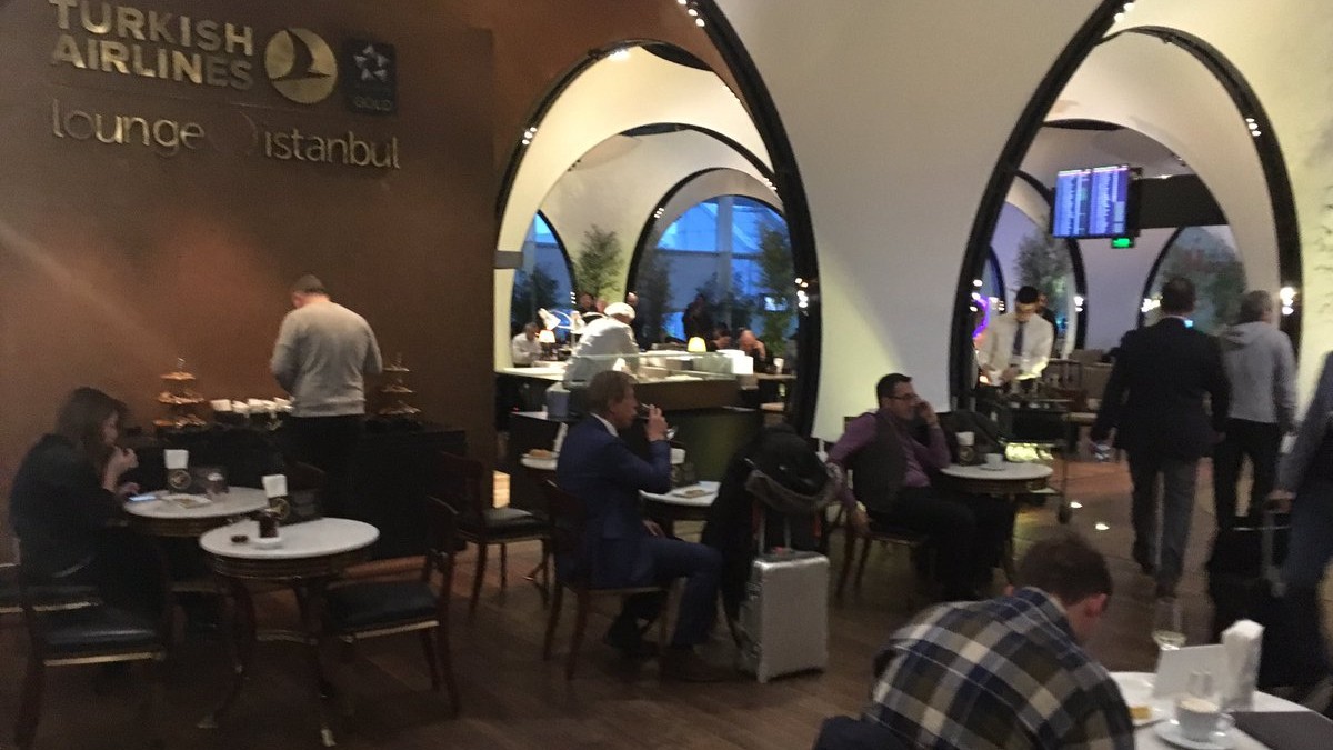 Selecționerul Christoph Daum, surprins în timp ce bea un pahar cu vin