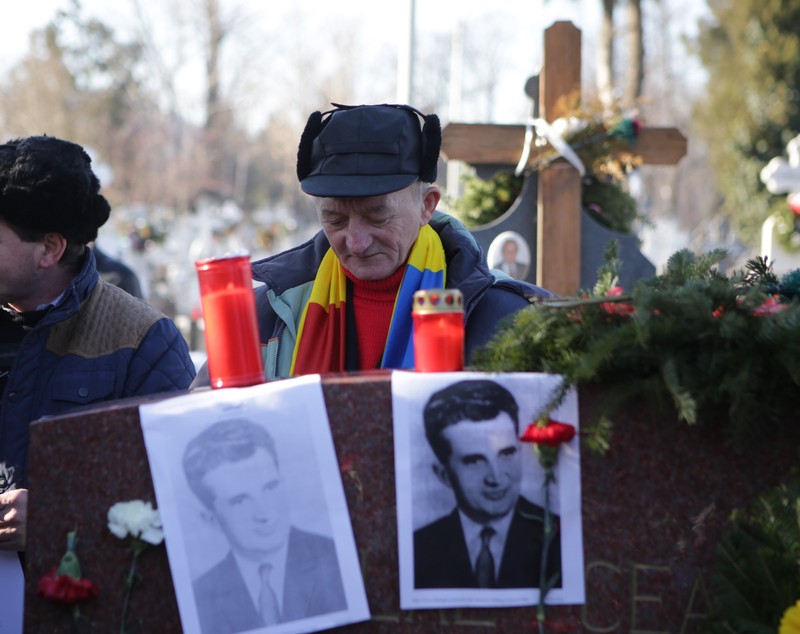REPORTAJ. Mormântul lui Ceaușescu. Amintiri din Epoca de Aur presărate cu vin, colivă și mici hoții