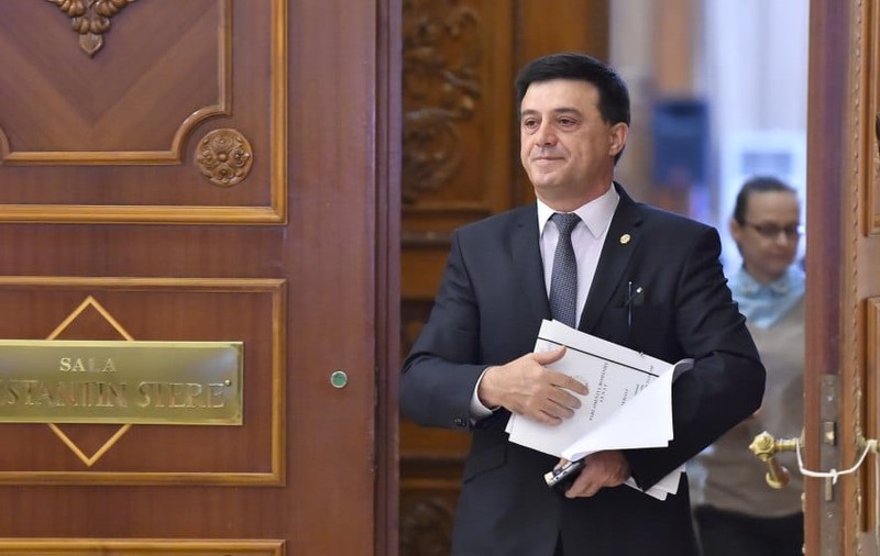 De ce vrea senatorul Niculae Bădălău să schimbe legea armelor. Înainte de a fi furat voia de două ori mai multe cartușe, acum vrea ca arma să poată fi ținută la îndemână 