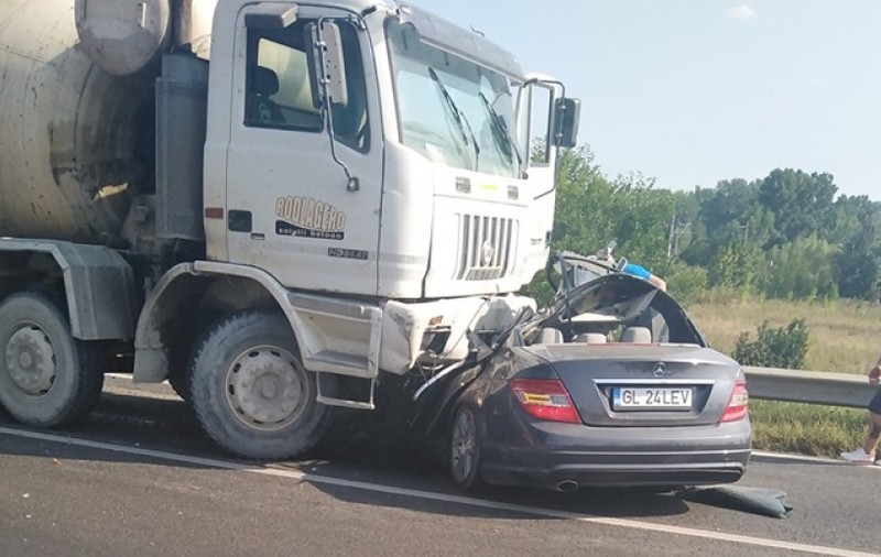 Doi oameni au murit, iar alți doi sunt în stare gravă după un teribil accident în Galați. Mercedesul lor a intrat sub o betonieră