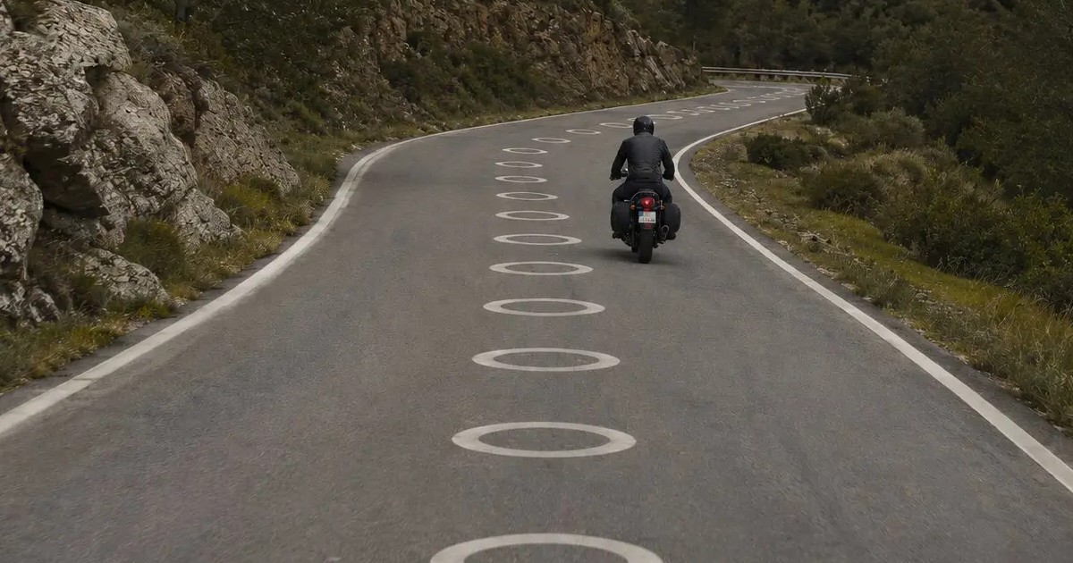 Acest marcaj rutier are scopul de a ține motocicletele departe de axul drumulu. Imagine generată cu ajutorul ChatGPT.