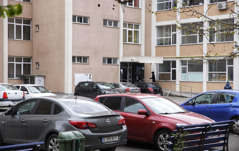 Elevul care și-a înjunghiat profesoara, arestat și acuzat de tentativă de omor. Procurori: „A premeditat fapta”