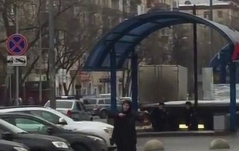 Scenă HORROR în Rusia! O femeie îmbrăcată în burka ține în mână capul tăiat al unui copil pe străzile din Moscova | VIDEO