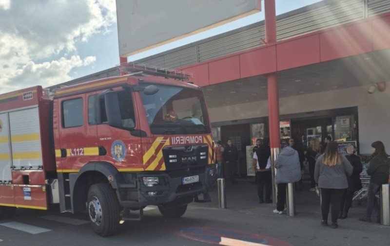 Incendiu izbucnit la un restaurant dintr-un supermarket din Oradea. Aproape 150 de oameni s-au evacuat