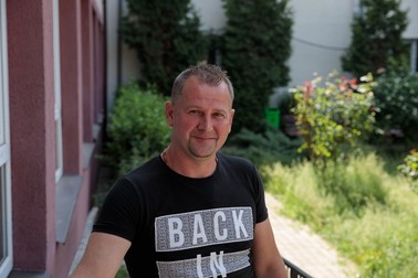 Marius Badea, 36 de ani, are de patru ani singur grijă de băiețelul lui, Andrei | Foto: Vlad Chirea/Libertatea
