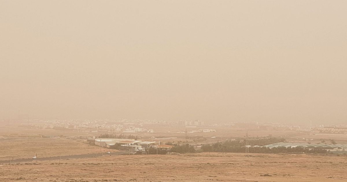 Vedere de pe insula Fuerteventura (Insulele Canare, Madrid, Spania), cu praf și teren arid, 15 februarie 2021