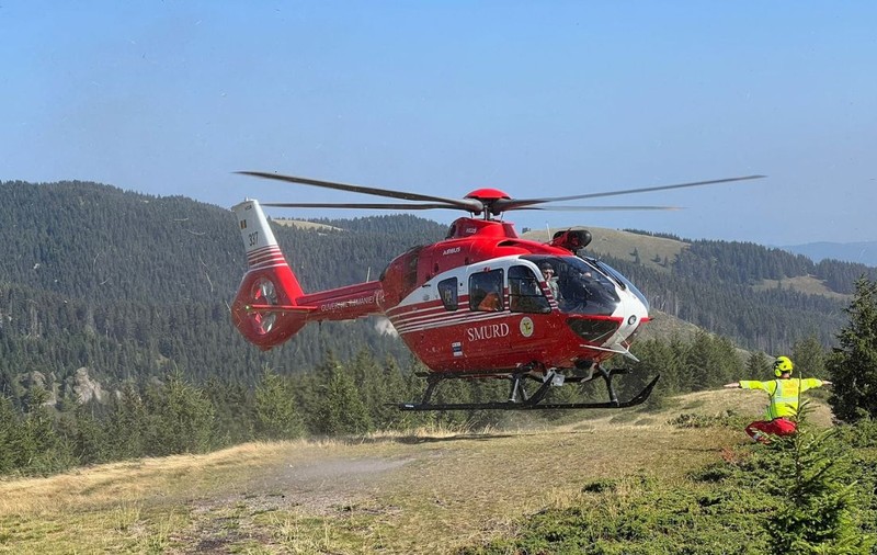 Trei turiști străini au fost salvați cu elicopterul de salvamontiști, după ce au rămas blocați în Munții Bucegi | VIDEO