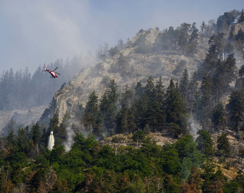Incendiu masiv în Alpii Elvețieni, aproape de ghețarul Aletsch. Focul arde de aproape 24 de ore, mai multe sate au fost evacuate, armata a trimis elicoptere