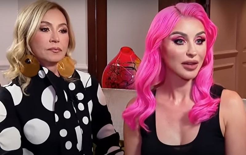 Cum au apărut Anastasia Soare și fiica ei în România. Norvina a atras atenția cu părul roz și cu declarațiile despre mama ei: „Foarte mândră sunt de ea”