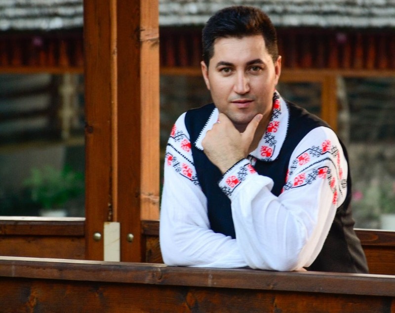 REPORTAJ/Un polițist scrie versuri și compune muzică populară. A filmat primul videoclip de folclor pentru persoane cu deficiențe de auz