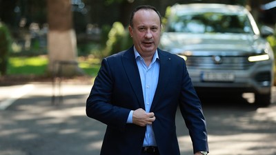 guvern-bolojan-eliminat-impozit-cifra-afaceri-multinationale-adrian-caciu-taxeaza-saraci-scuteste-bogati