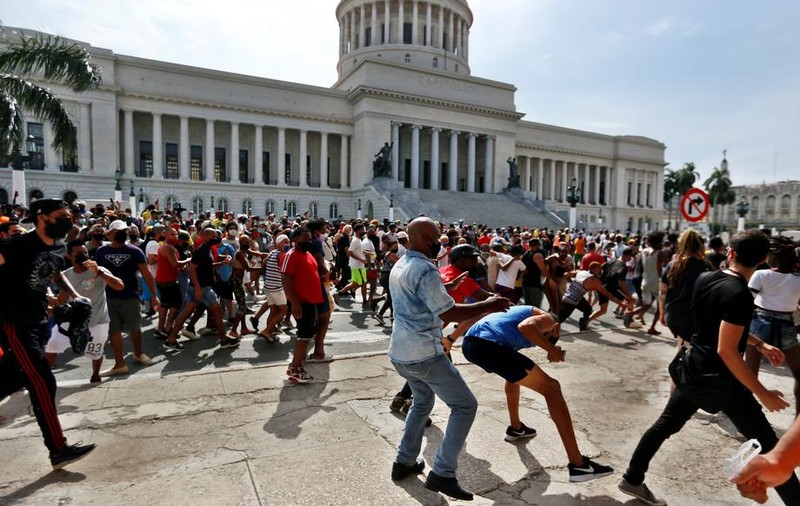 Cuba neagă o „explozie socială”, în timp ce un protestatar a murit și peste 100 sunt reținuți sau dați dispăruți