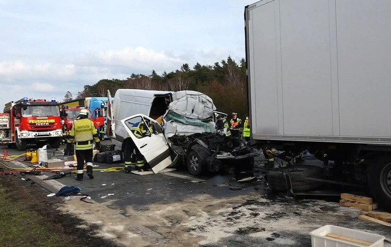 Șofer român și cumnatul lui, din Suceava, morți pe loc în Germania, striviți sub un TIR. Mașina în care cărau colete, un morman de fiare