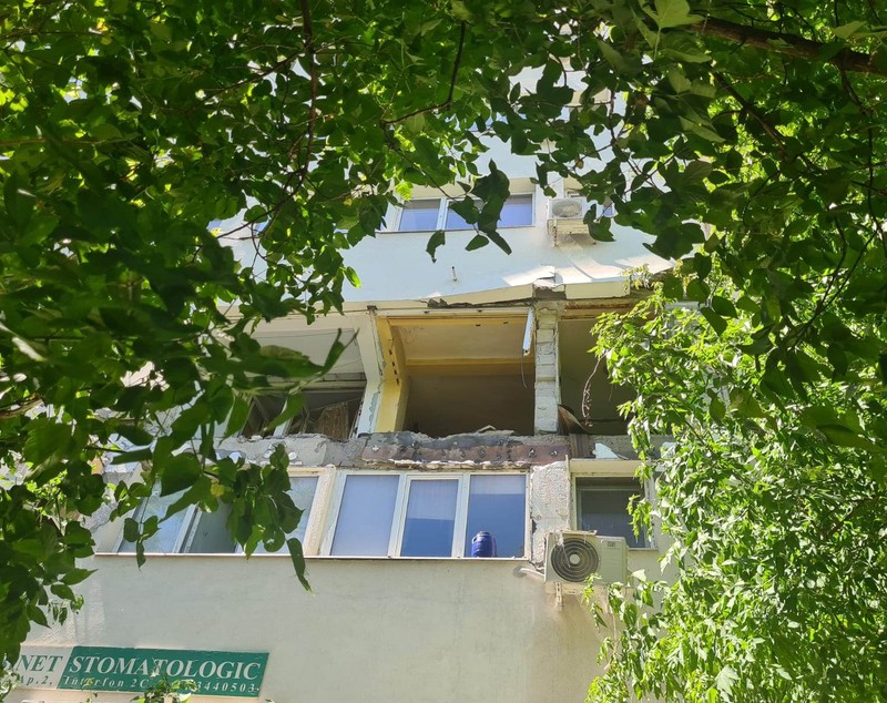 Explozie puternică într-un bloc din sectorul 3 al Capitalei. O persoană prinsă sub o placă de beton, scoasă în viață de salvatori. FOTO