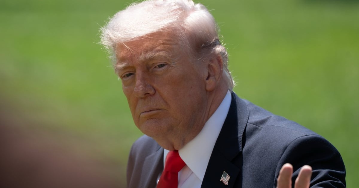 Președintele american Donald Trump, în curtea Casei Albe, portă un costum albastru șio cravată roșie
