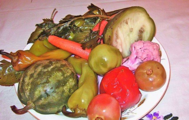 CE SE ÎNTÂMPLĂ ÎN CORPUL TĂU dacă mănânci MURĂTURI!