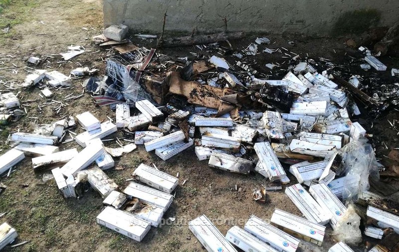 Botoșănean prins de polițiștii de frontieră în timp ce ardea țigări de contrabandă (VIDEO)