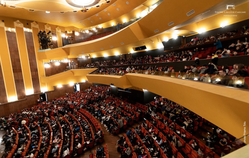 Controversa „șaorma la teatru”. Ce spune eticheta și de ce putem mânca la cinema, dar nu și în sala de spectacol. „Trebuie să respectăm actul artistic”