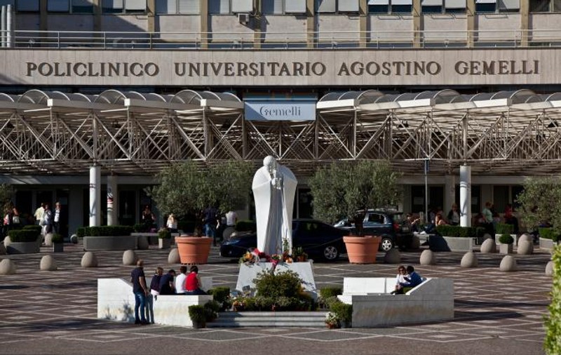 Un italian s-a sinucis aruncându-se de pe spitalul în care a murit iubita lui româncă!