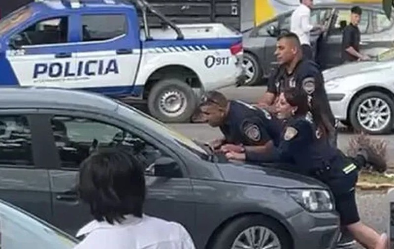 Un șofer n-a oprit la semnalul polițiștilor și a fugit cu ei pe capotă, la Cordoba, în Argentina