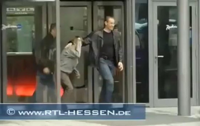 Momentul în care Justin Bieber s-a făcut de râs! Vezi cum dă cu capul... într-o ușă! VIDEO