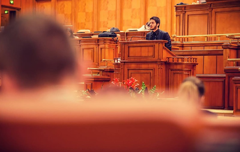 Cum stă România cu integrarea în muncă a tinerilor care termină studii superioare. Povestea unui absolvent de Drept care „s-a blocat” în examenul de barou
