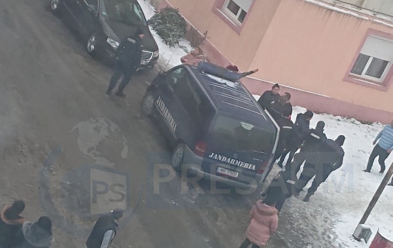 Bătaie în plină stradă între două clanuri! Au intervenit mascații