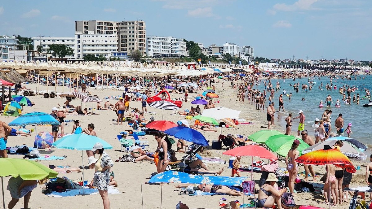 Plaja plină de oameni, turisti in apa, Eforie Nord, 23 iunie 2025