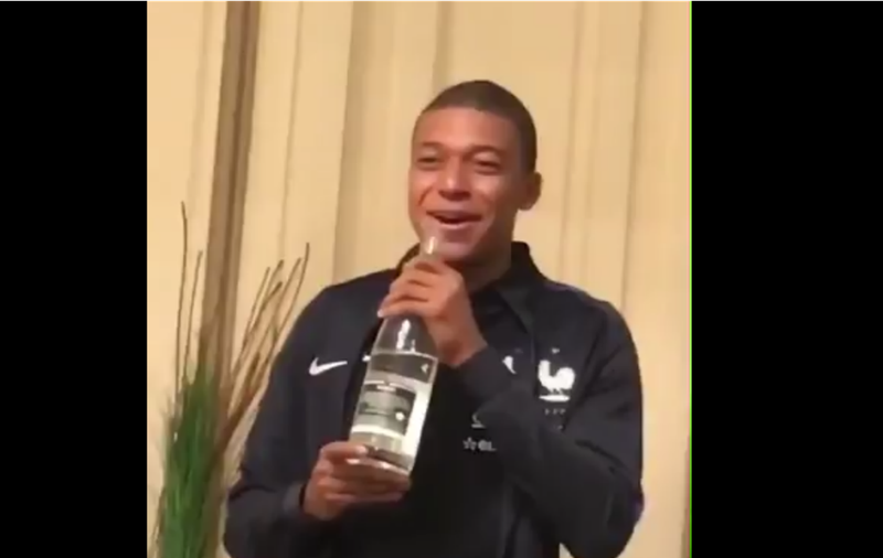 Ai noștri golesc sticlele în cantonament, francezii le folosesc pe post de microfoane. Botezul ”cocoșilor” debutanți / VIDEO