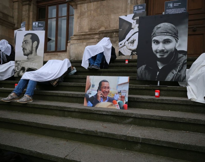 Protest la Curtea de Apel: rudele victimelor din Colectiv, acoperite cu cearșafuri albe, lângă fotografiile cu cei dragi