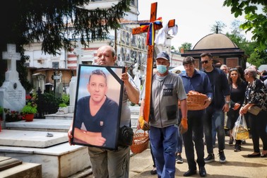 Zeci de persoane l-au condus pe Costin Mărculescu pe ultimul drum FOTO: Eli Driu