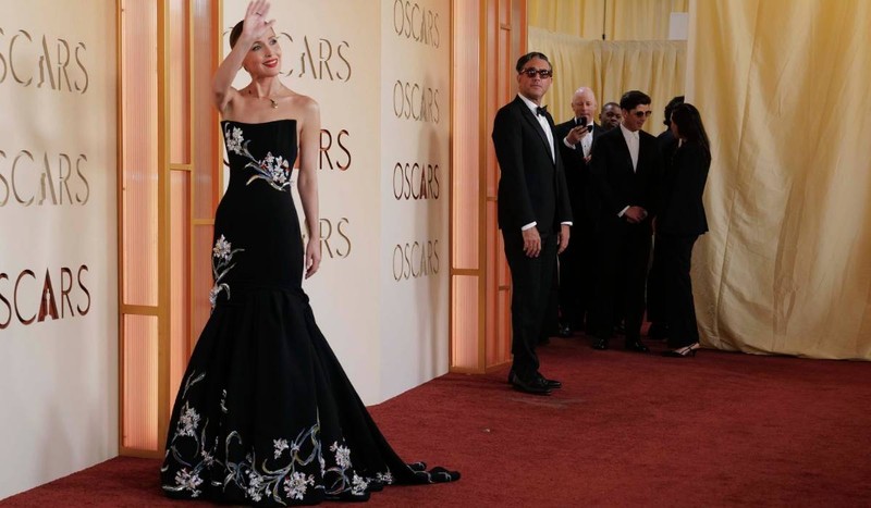 Rose Byrne a oferit o variantă nouă a unei rochii negre clasice, purtând o rochie fără bretele cu un imprimeu floral superb. Foto: Profimedia Images