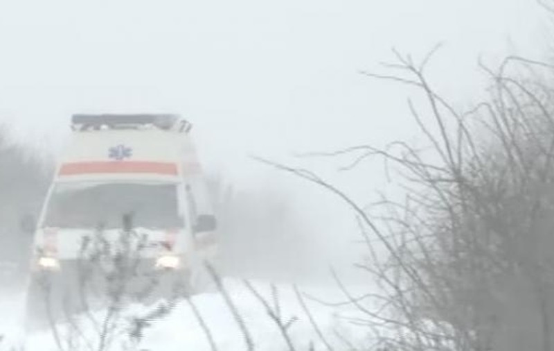 O ambulanță care s-a blocat în Bragadiru, în drum spre un bolnav, scoasă din nămeți de off road